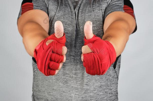 运动员的手有包装的采用红色的有弹力的有关运动的绷带给看一英语字母表的第12个字母