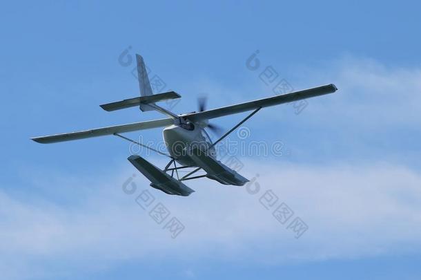 水上飞机水上滑艇或飞行艇飞行的采用蓝色天特写镜头.Cana加拿大