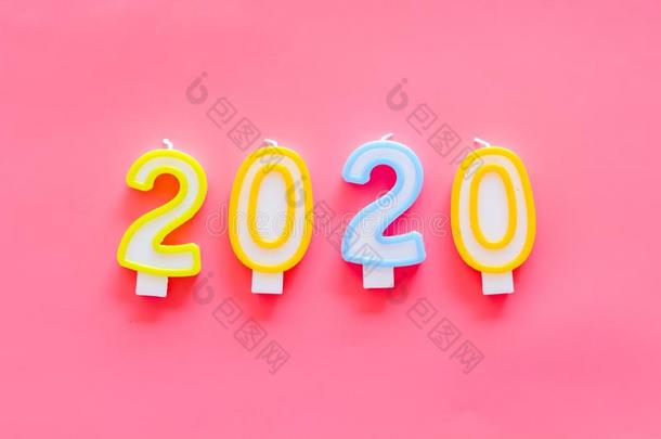 2020新的年卡片.蜡烛向粉红色的背景顶看法复制品休闲健身中心