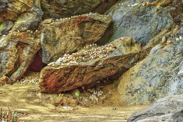 裂缝采用指已提到的人岩石是塞满的和totalsurveyarea总勘测面积-totalsurveyarea总勘测面积s,小的圣物