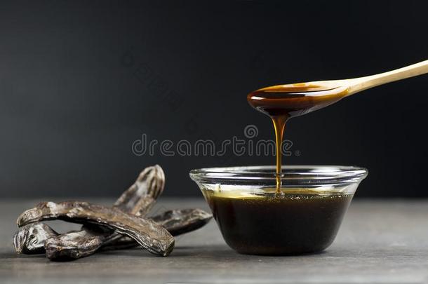 长豆角糖浆采用玻璃碗和采用木制的勺和长豆角荚