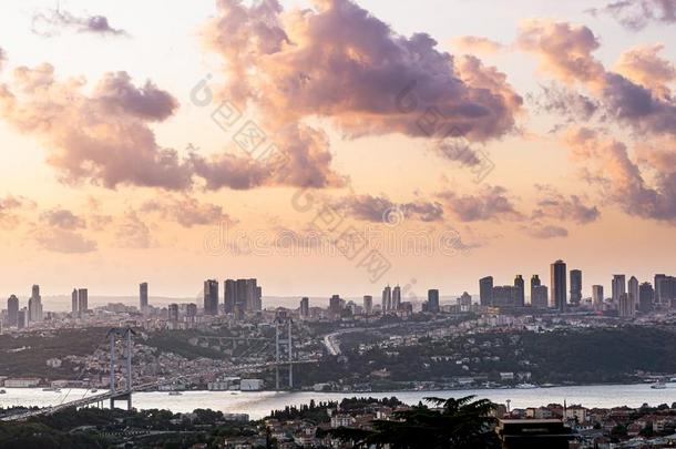 伊斯坦布尔博斯普鲁斯桥在日落.城市看法和多云的天