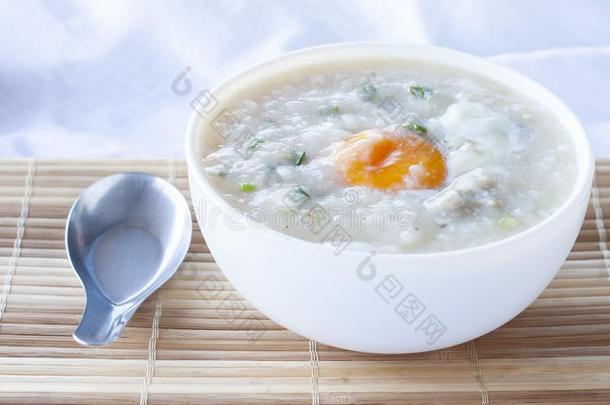 稻粥或<strong>告别</strong>和鸡蛋采用白色的碗和勺向tablet药片