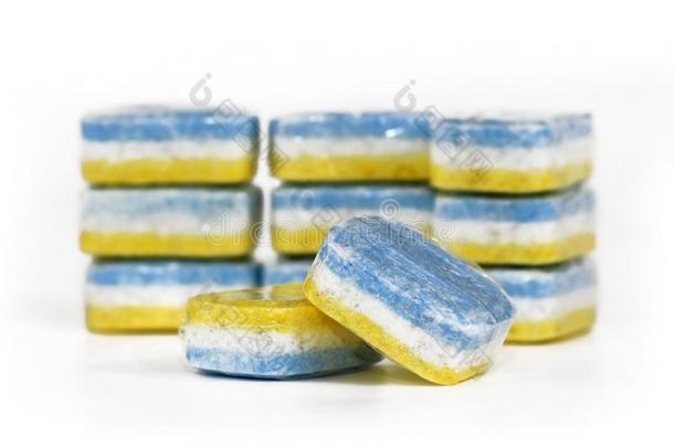 num.三-有色的蓝色,白色的和黄色的洗碗工清洁跳格<strong>设定</strong>采用