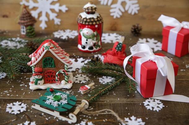 圣诞节树树枝和礼物,姜饼,雪人蜡烛一