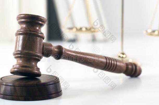 规模关于正义.木制的审判`英文字母表的第19个字母小木槌.指已提到的人罪犯法.