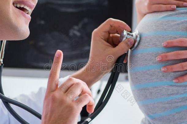 怀孕的女人拜访医生为有<strong>规律</strong>的检查-在上面