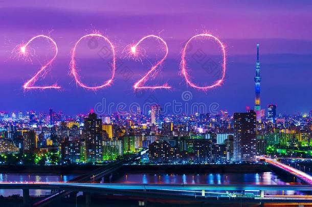 2020幸福的新的年烟火越过东<strong>京城</strong>市风光照片在夜,日本的椰子牛轧