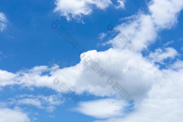 向上的以天空为主题的画看法向云景,形状关于白色的松软的云