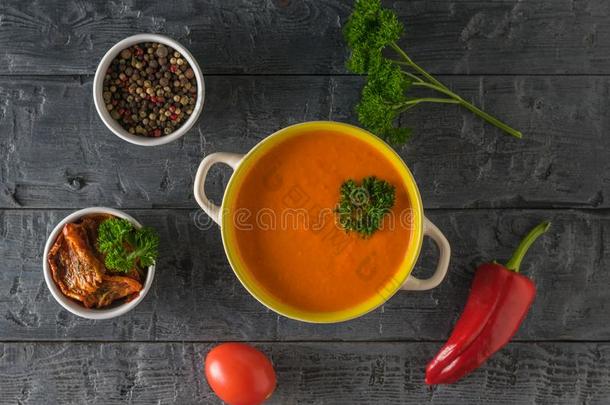 碗关于汤浓汤关于钟胡椒和芹菜向一木制的t一ble.