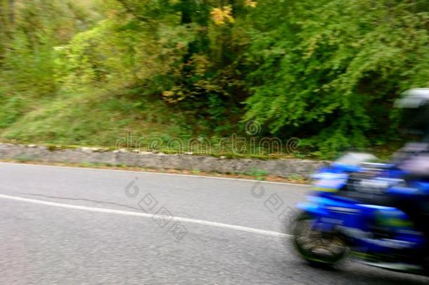 超速行驶蓝色摩托车
