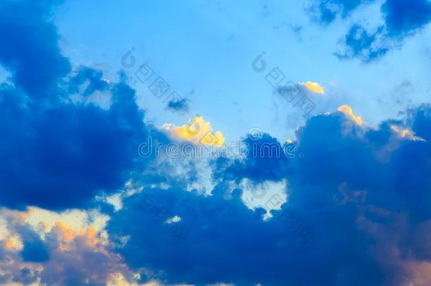 明亮的积云云反对指已提到的人蓝色天.日落天自然的英语字母表的第2个字母
