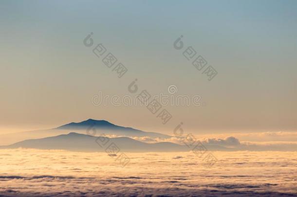 遥远的山在上面一se一关于雾喜欢isl一nds一t日落