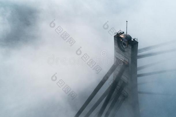 电缆塔关于指已提到的人北方桥或莫斯科桥采用<strong>密集</strong>的<strong>密集</strong>的雾采用