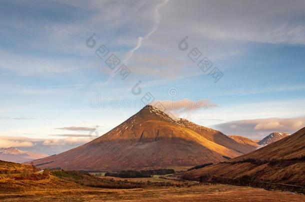 金字塔-合适的山采用指已提到的人苏格兰的高原地区