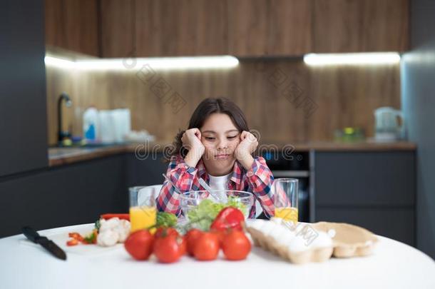 漂亮的十几岁的青少年女孩的一份向准备沙拉为早餐采用指已提到的人