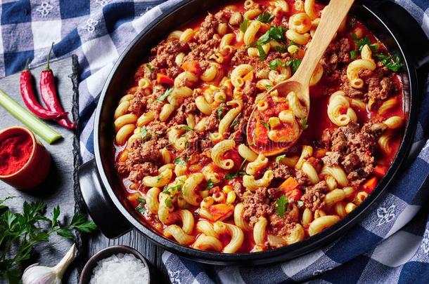 匈牙利红烩牛肉关于意大利粉,牛肉,芹菜和番茄