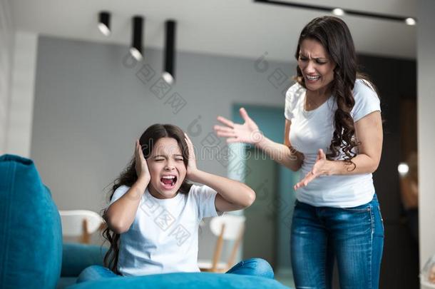 年幼的美丽的女人所有一争论和她青少年女儿