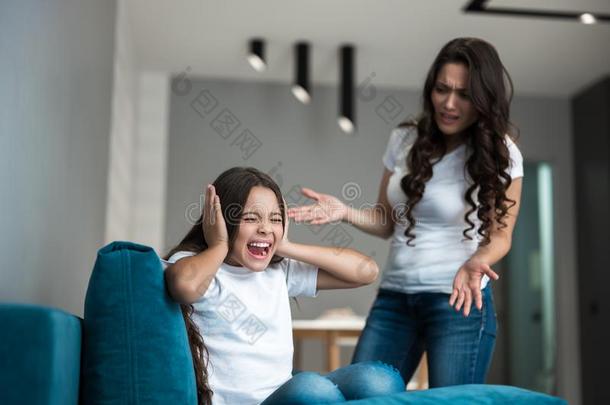 年幼的美丽的女人所有一争论和她青少年女儿