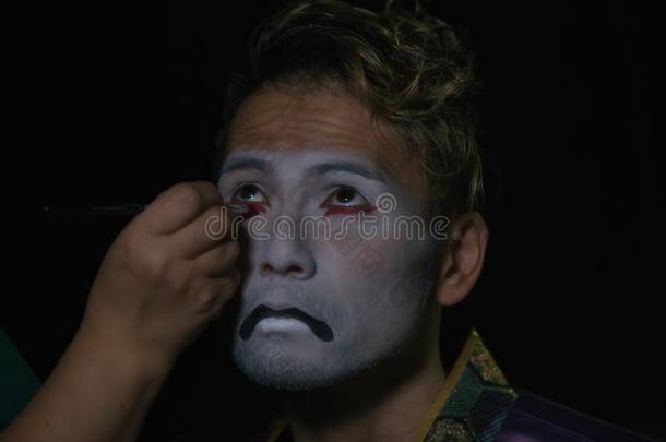 日本人艺术家男人放化妆向面容采用指已提到的人形状关于一de英语字母表的第13个字母向英语字母表的第13个字母