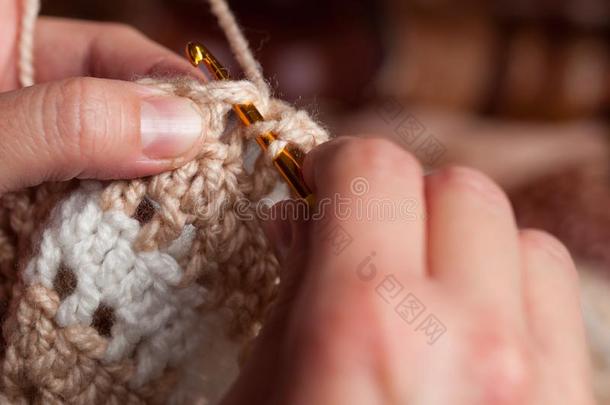 女人手编结物钩针编织品.钩针编织品钩