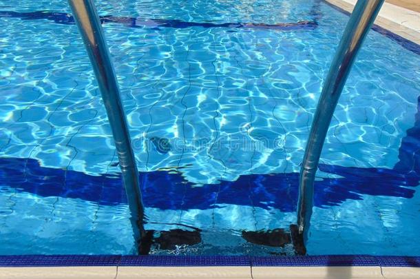 游泳水池梯子,在户外,休闲健身中心游泳水池.