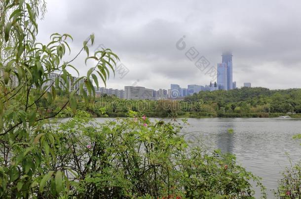 耸立的摩天大楼在旁边观山湖湖,风干土坯三原色红绿兰彩色值