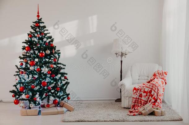 <strong>圣诞节</strong>树和<strong>圣诞节</strong>礼物采用白色的过道向<strong>圣诞节</strong>