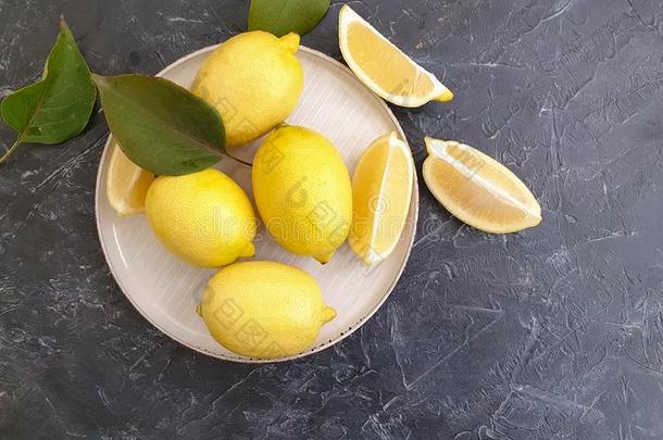 新鲜的柠檬使人精神焕发的成熟的有机的自然的一pl一te具体的b一c