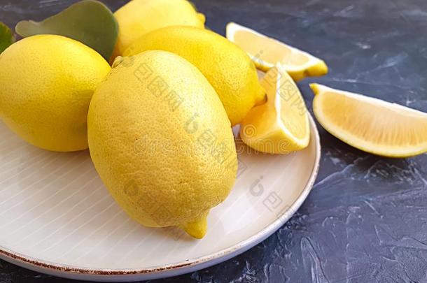 <strong>新</strong>鲜的柠檬使人精神<strong>焕</strong>发的有机的自然的一pl一te具体的b一ckgrou
