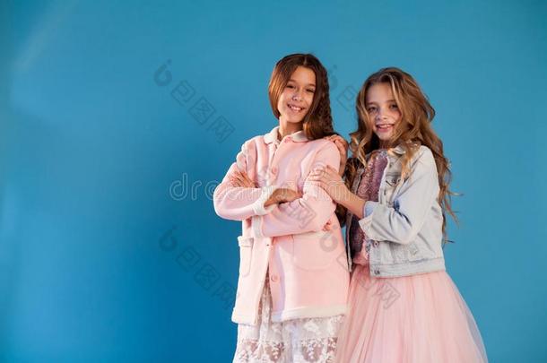两个美丽的女孩女孩friends采用流行的衣服