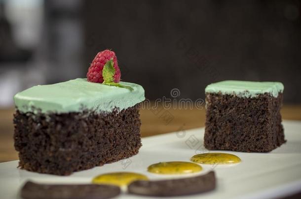 严格的素食主义者巧克力蛋糕和绿色的薄荷霜状白糖