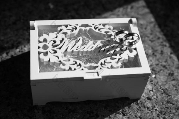 婚礼戒指,婚礼戒指向一木制的白色的盒