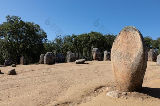 有雕刻的起立石头,<strong>屹立</strong>的史前时期纪念巨碑,和别的巨石造成的和新火山岩