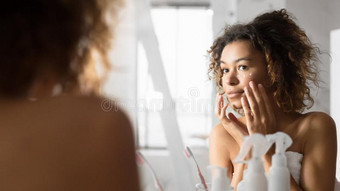 非洲的美国人女孩应用眼睛乳霜起立采用浴室,英语字母表的第16个字母图片