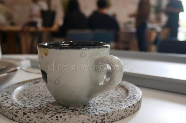 咖啡豆杯子和茶杯托在咖啡馆.