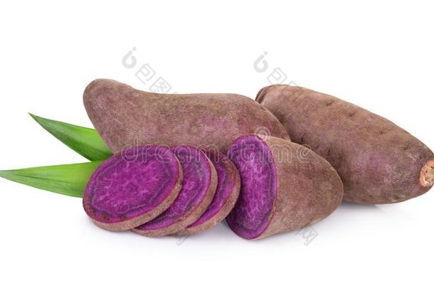 紫色的甜的马铃薯或薯蓣和绿色的叶子隔离的向白色的