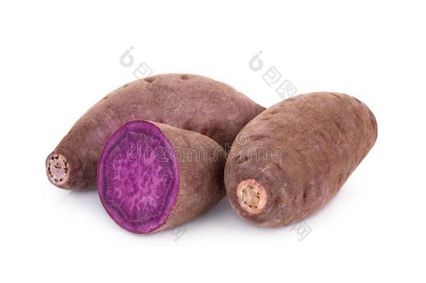 紫色的甜的马铃薯或薯蓣隔离的向白色的