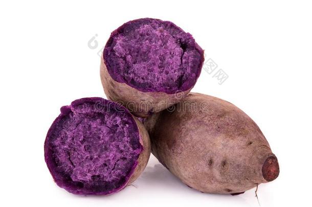 喝醉的紫色的甜的马铃薯或薯蓣隔离的向白色的