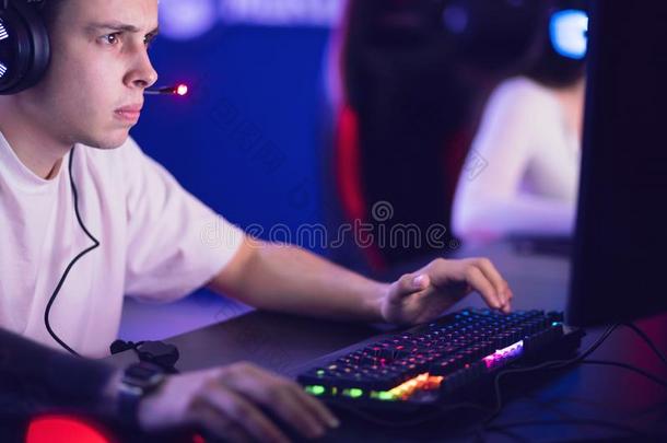 彩色纸带男人专业的电脑游戏玩家演奏在线的运动计算机winter冬天