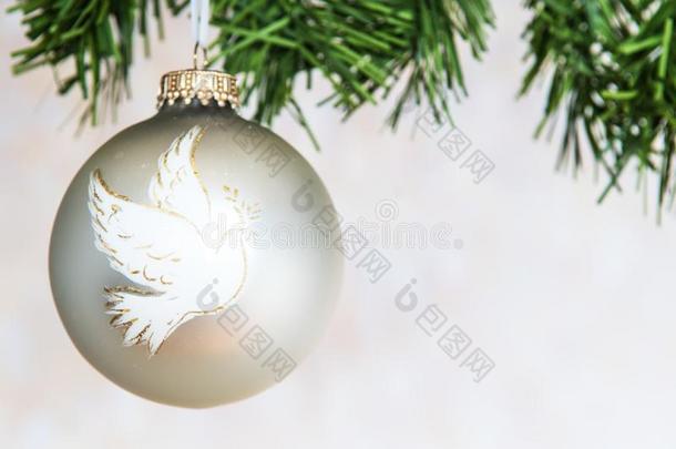 银圣诞节装饰小玩意球和和平鸽和松树