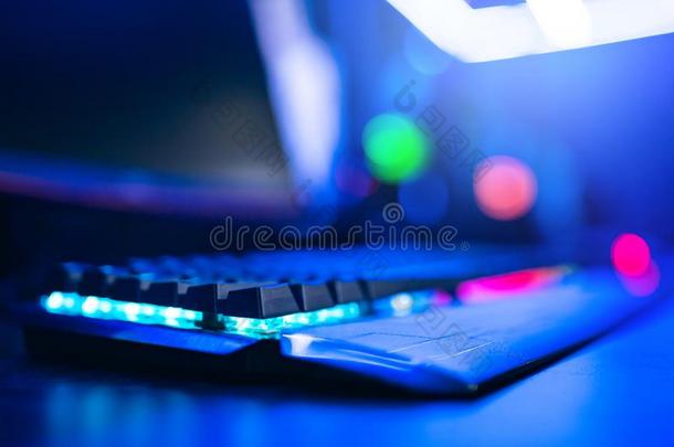 专业的<strong>机械</strong>的<strong>键盘</strong>为在线的游戏玩家,蓝色后座议员