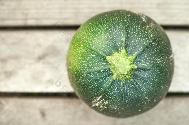 绿色的圆形的夏季产南瓜之一种隔离的向木制的backg圆形的.