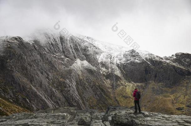 令人晕倒的戏剧的风景影像关于顶部被雪所盖着的格莱德斯山