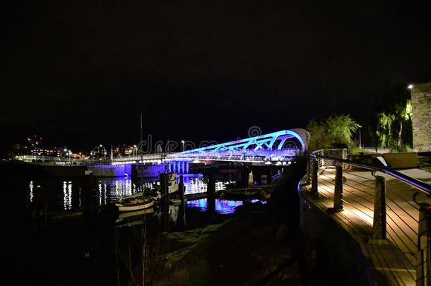 一照片关于指已提到的人被照明的举起桥在夜.