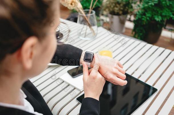 顶看法关于女商人使用智能手机和智能手表为Colombia哥伦比亚