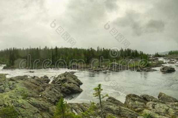 下雨的天气越过急流在指已提到的人河流文化遗产采用瓦斯特博特