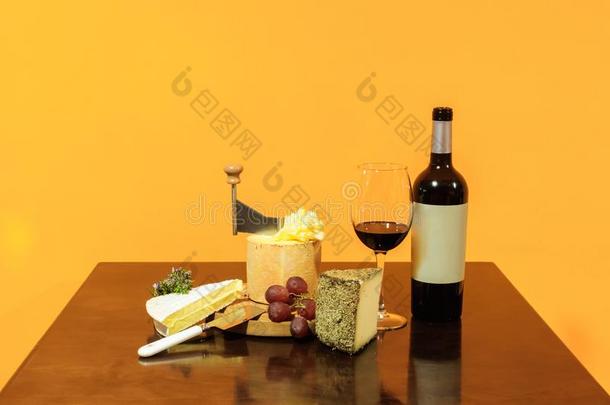 瓶子关于红色的葡萄酒,奶酪板,葡萄,无花果和面包乡间向