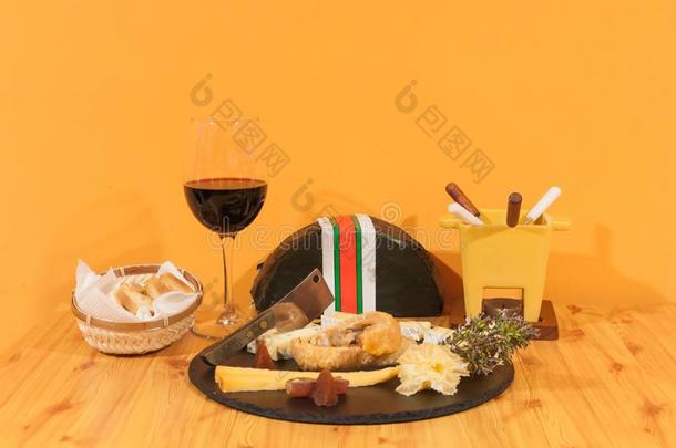 玻璃关于红色的葡萄酒,<strong>奶酪</strong>板,葡萄,无花果,和面包乡间向