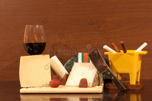 玻璃关于红色的葡萄酒,奶酪板,葡萄,无花果和面包乡间向